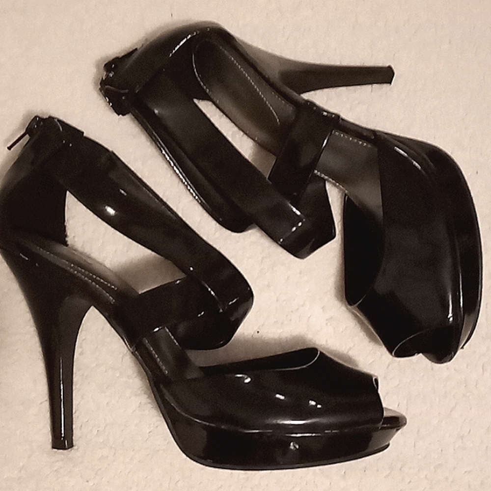 👠 strappy peep toe black heels